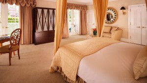 beverly-hills-grand-bungalow-suite-bedroom-landscape-1600x900