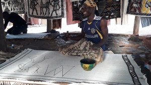 Os tecelões do Senoufo usam elementos naturais para fazer a tinta