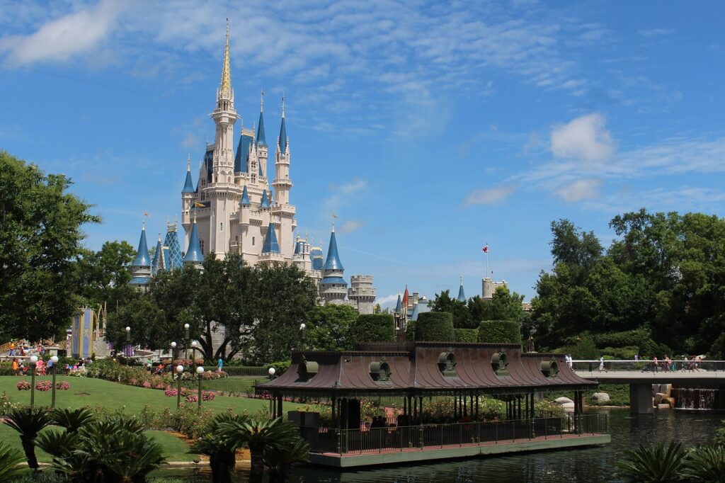 A GTA atende destinos nacionais e internacionais, como Orlando. Na foto, o parque Walt Disney World, localizado em Orlando, Flórida. (Foto: Pixabay)