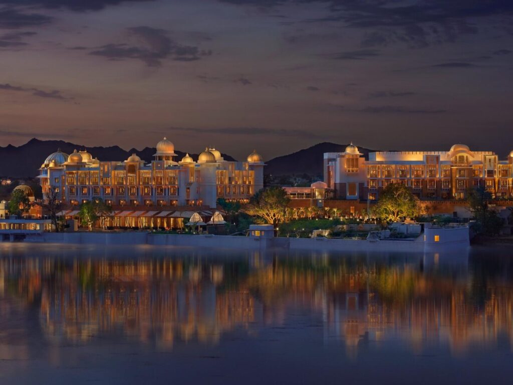 Verdadeiramente um cenário que parece pintura viva. Localizado em Udaipur, no estado do Rajastão, o The Leela Palace abriga o recém-lançado Arq at Pichola, uma coleção exclusiva de villas que se estendem às margens do Lago Pichola.