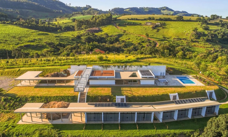 O Mirante dos Adelphos em Socorro oferece uma experiência de luxo discreto a apenas duas horas de São Paulo. O hotel privilegia o silêncio e a conexão profunda com a natureza da Serra da Mantiqueira